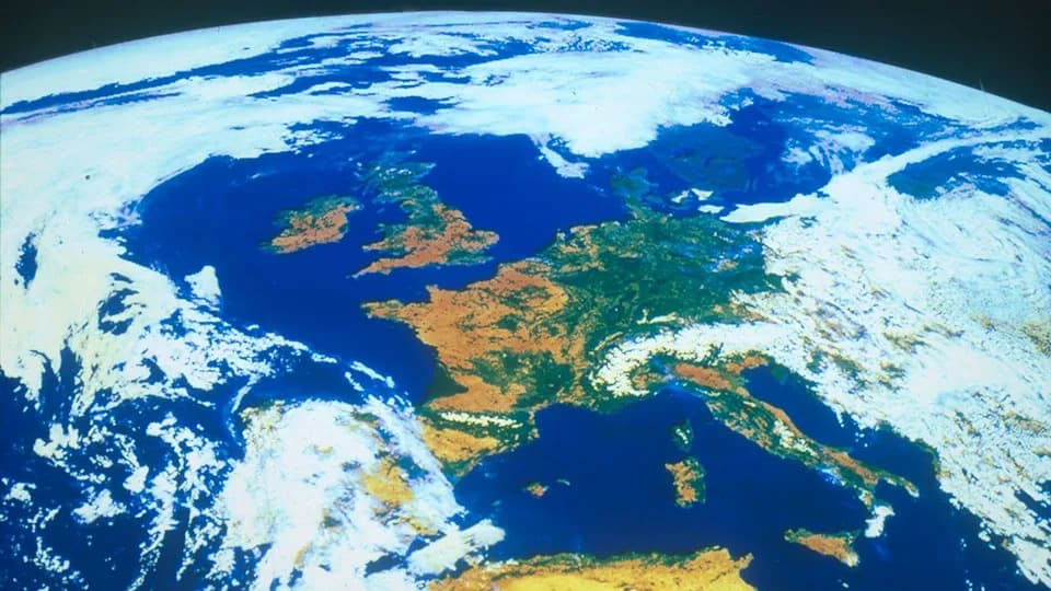 Sateliti Otkrili Neočekivanu Simetriju Albeda: Granica Na 27°E / 153°W