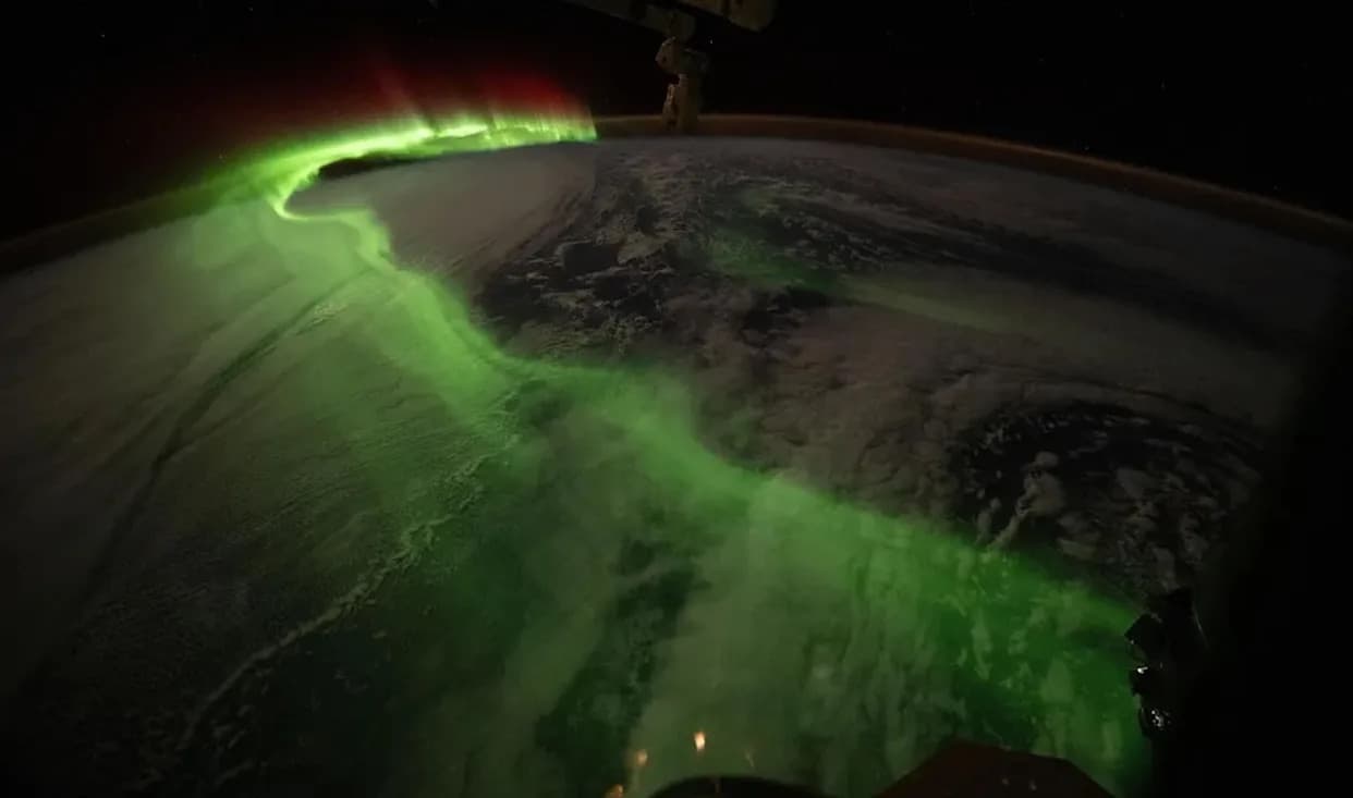 Jessica Meir Snimila Spektakularnu Auroru Iz SpaceX Dragon Kapsule Tokom Popravki Na ISS
