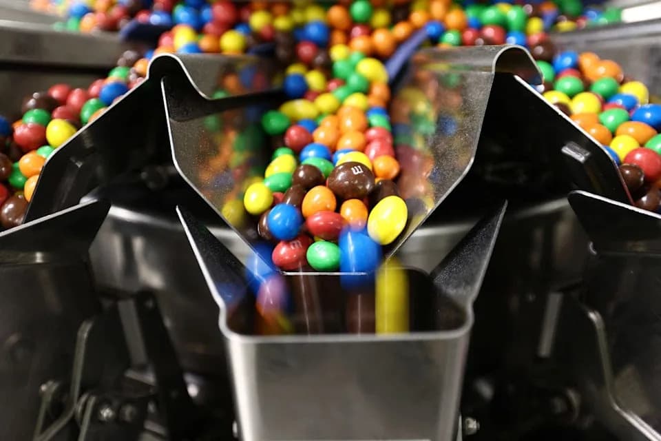 Zašto u nekim novim kesicama M&Ms nedostaju plava i braon boja — šta se dešava i šta to znači za potrošače