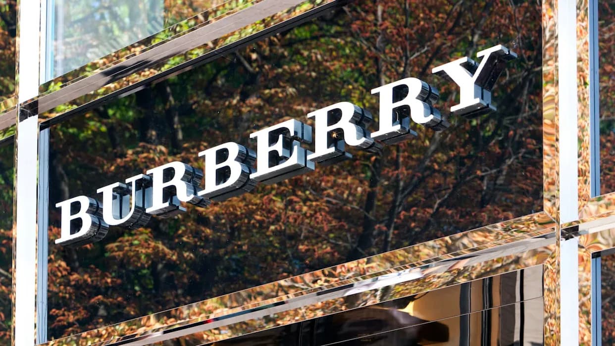 Burberry Ponovo U Centru Pažnje: Navodno Spaljivanje Odeće Vredne 37 Mio USD (2018) I Širi Problem Prekomerne Proizvodnje