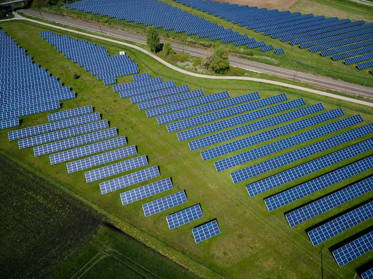 10 zemalja koje prednjače u čistoj energiji u 2024. — ko vodi i zašto