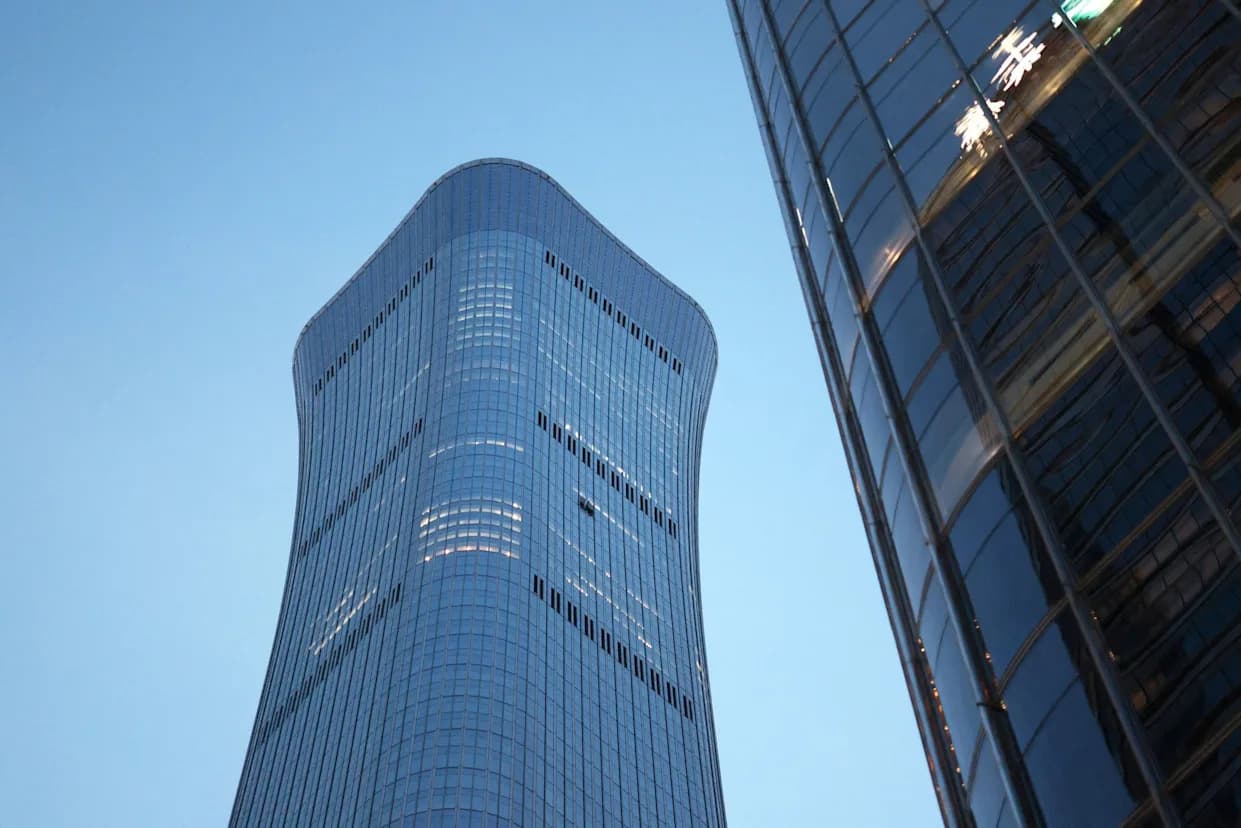 Drama u Pekingu: Mali avion se zabio u Citic Tower i pao ispred najvišeg nebodera