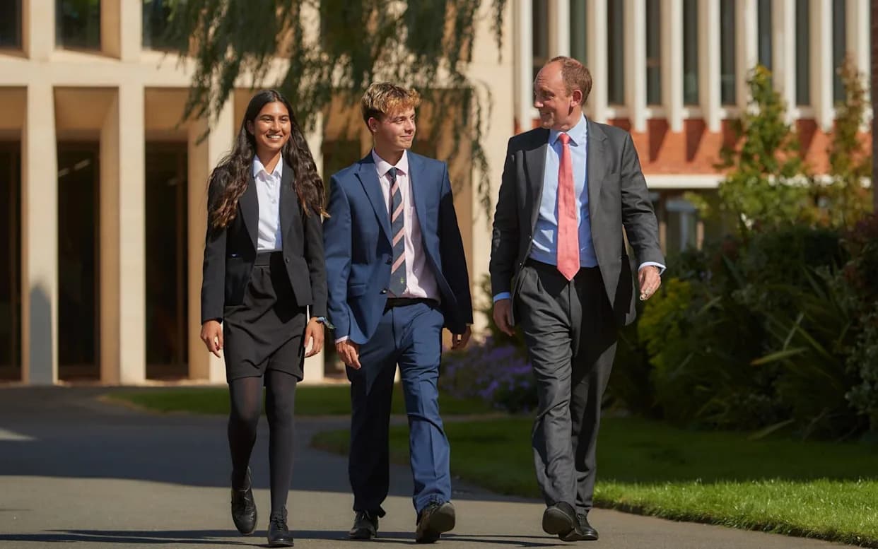Alastair Chirnside Imenovan Za Novog Direktora Eton Collegea — Poznat Po Zabrani Mobilnih Telefona