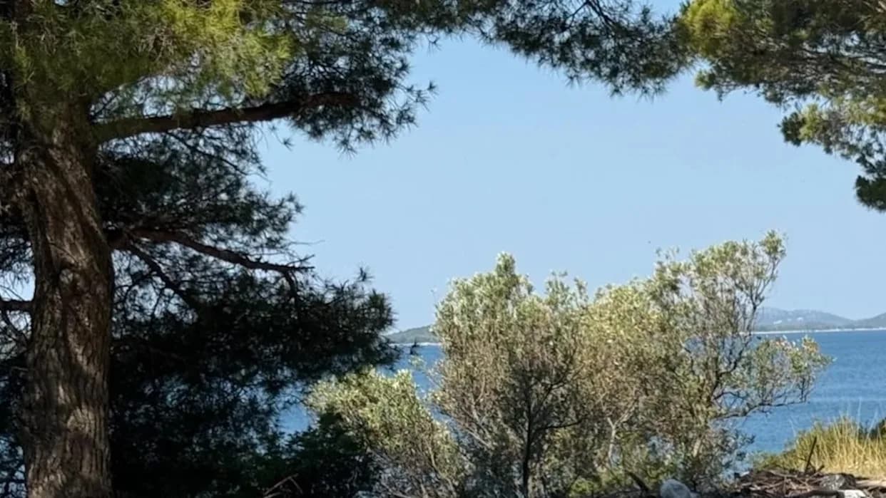 Smeće na 11 jardi od mora kod Zadra: Čista voda, nered odmah iza obale