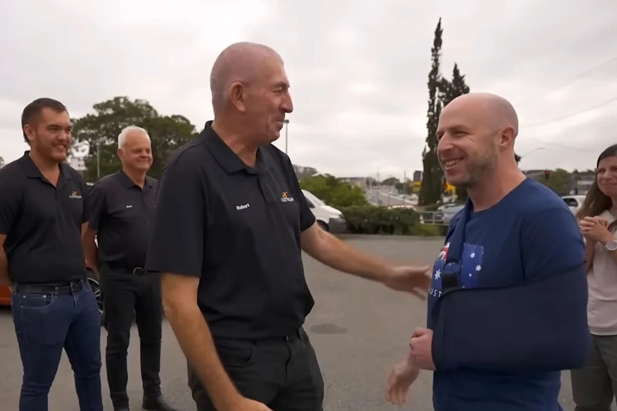 Motociklista Spasen Nakon Što Su Mu Dobri Samaritanzi Golim Rukama Podigli Auto Težak 3.300 Funti