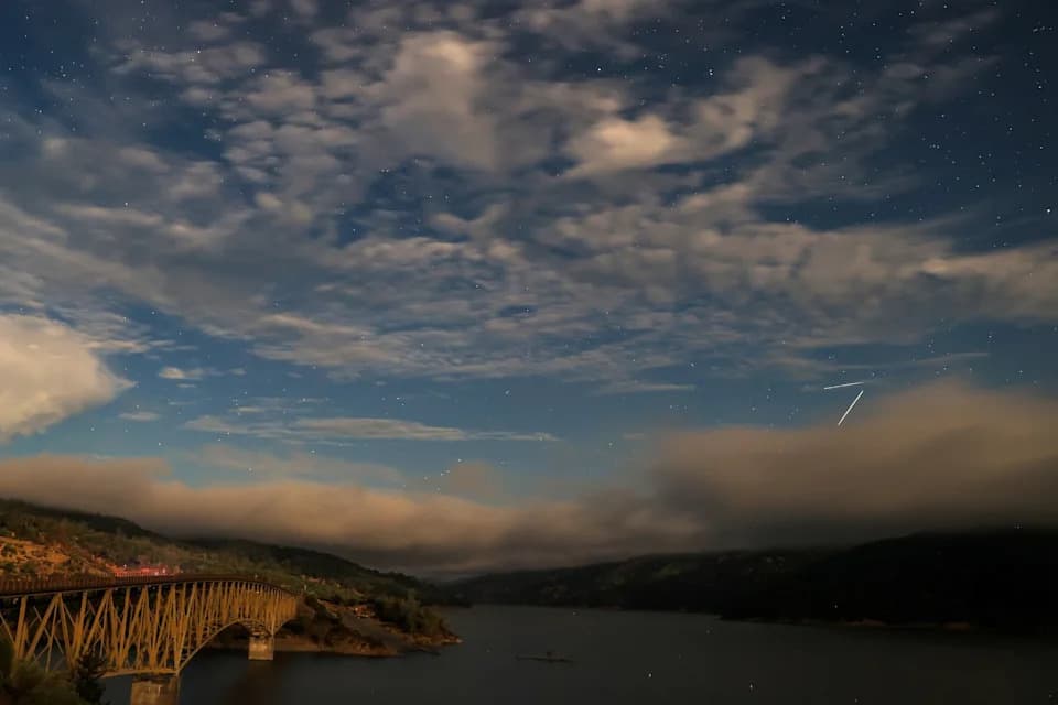 Kako Posmatrati Meteorsku Kišu Perseidi Ovo Leto — Najbolje Noći i Saveti