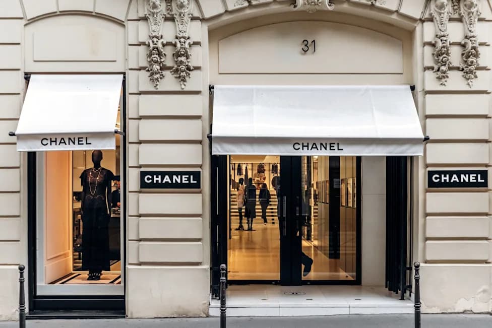 Suđenje u Hong Kongu Otkriva: Chanel Navodno Uništava Do 20.000 Neprodatih Luksuznih Artikala Svakih Šest Meseci