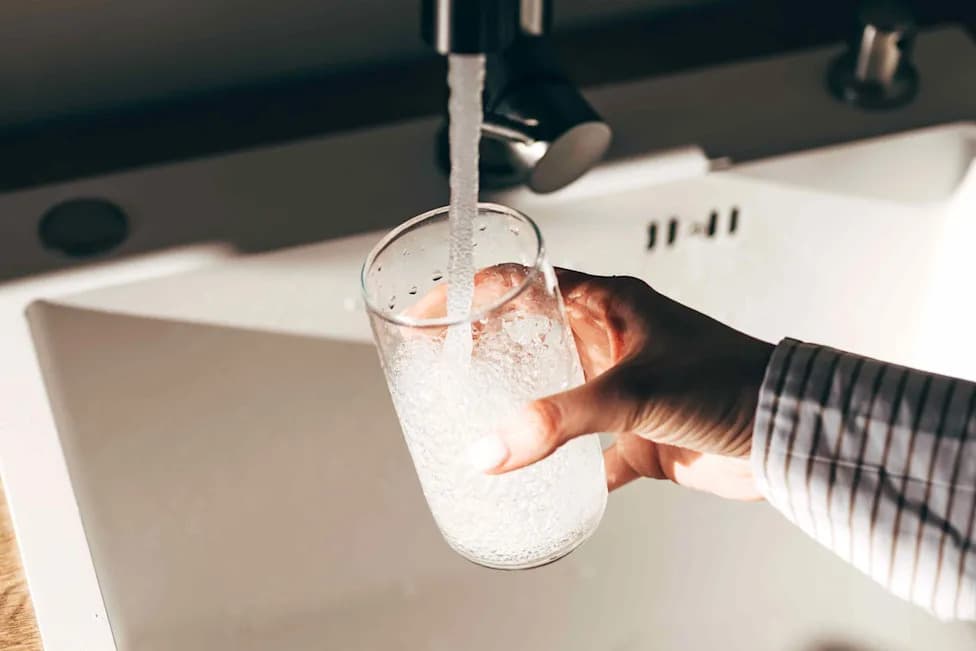Nanoplastika U Česmi Može Pomoći Opasnim Bakterijama Da Prežive — Nova Studija