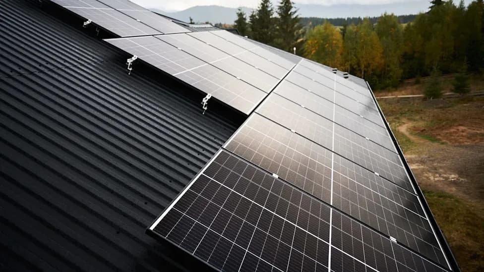 Solar i baterije čine 91% nove električne snage u SAD (Q1 2026) — rekordi u Kaliforniji i Teksasu