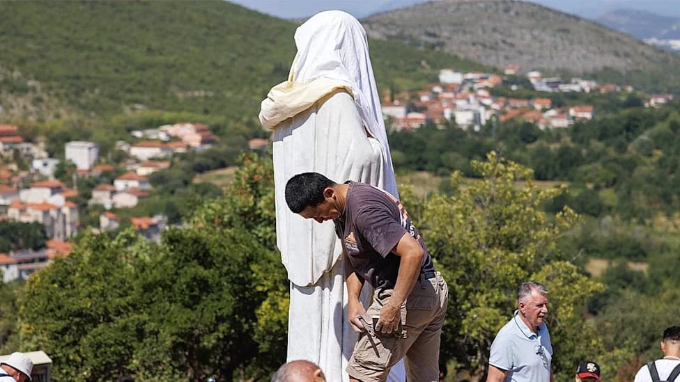 Vandalizam i paljevina u Međugorju: Bista Device Marije išarana, osumnjičeni priveden