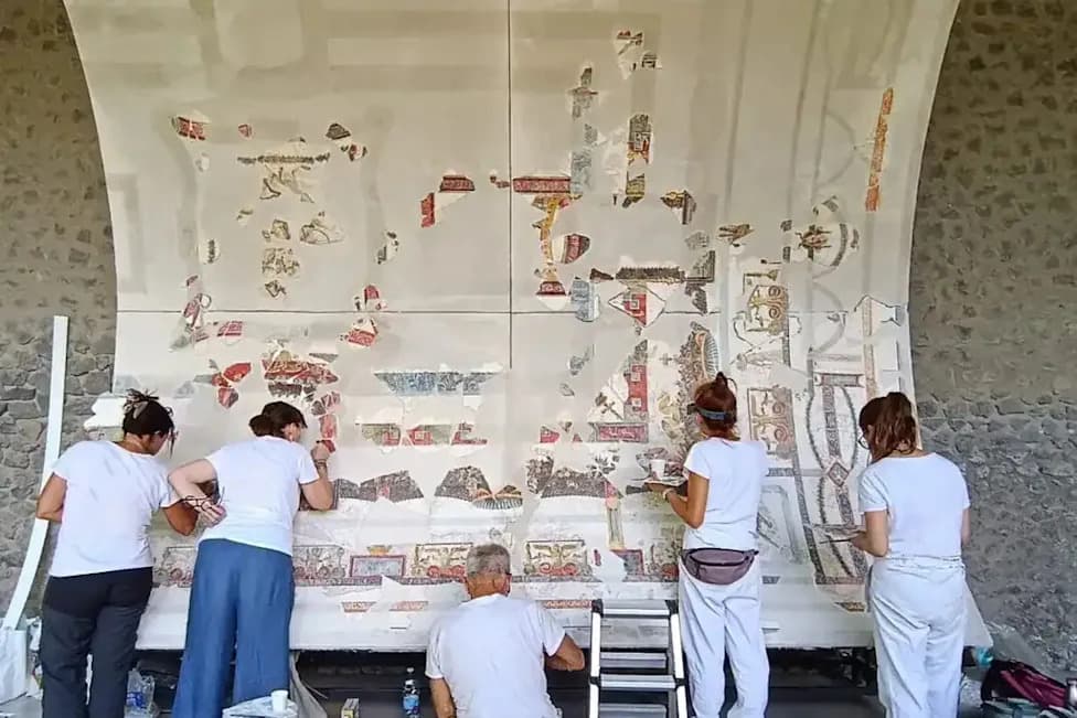 Pompeji: Arheolozi Delimično Rekonstruisali Plafonsku Fresku Staru Oko 2.000 Godina