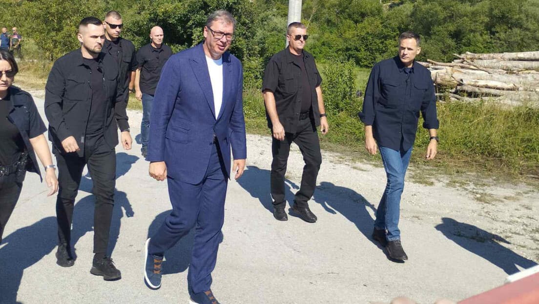 Vučić i Dodik položili vence na Petrovačkoj cesti: Sećanje na žrtve "Oluje" i plan za trajno obeležje