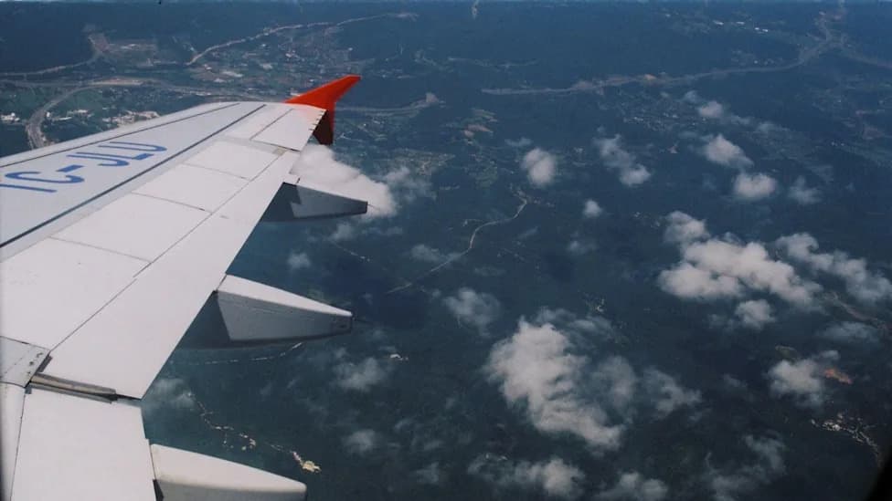Pilot A319 Prijavio NLO Koji Je Prošao Na 100–300 ft (30–90 m) Od Krila Tokom Prilaza Gatwicku
