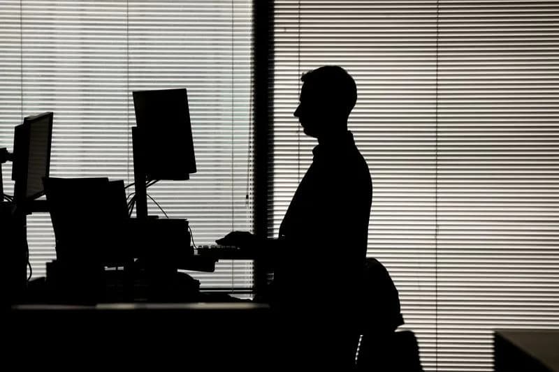 Hakovanje AI agenata: ICO pomno prati razvoj, vlada razmatra moguću regulaciju