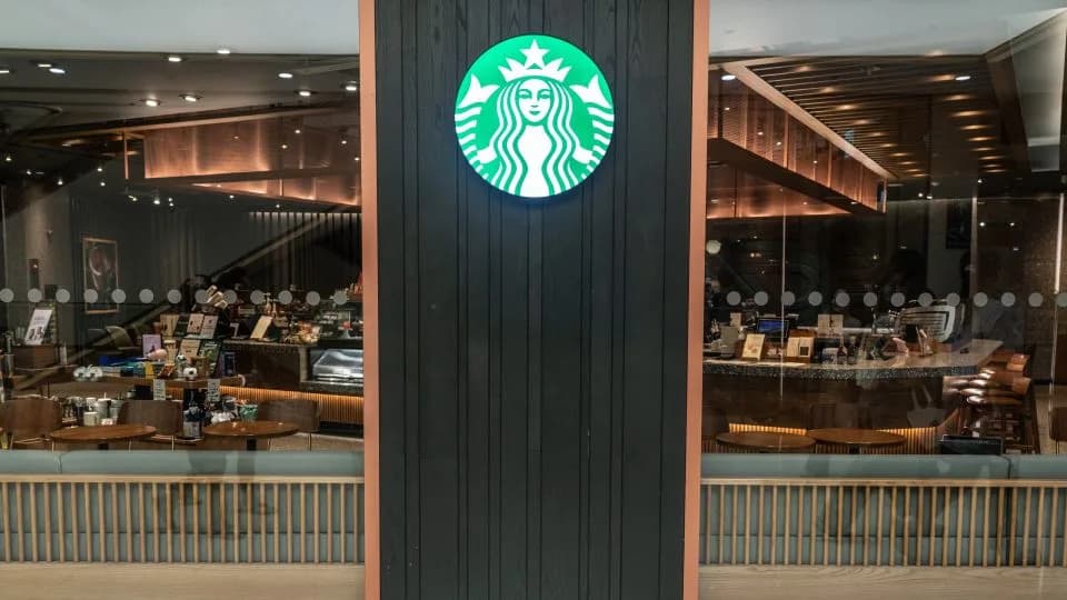 Racija u sedištu Starbucks Korea: Novi obrt nakon spornog "Tank Day" oglasa