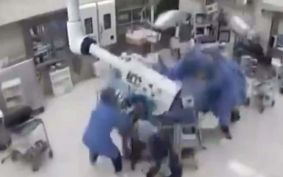 Hirurzi U Kumamotu Drže Pacijenta Tokom Zemljotresa — Operacija Nastavljena I Uspešno Završena