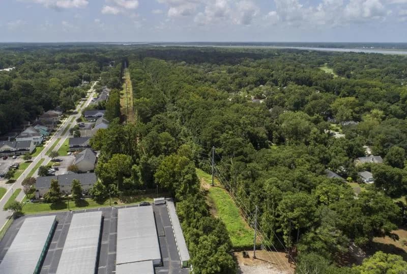 Na ivici zelenila: Spor oko 28 acres (11,3 ha) na James Islandu — plan za 95 townhousa izaziva zabrinutost zbog poplava