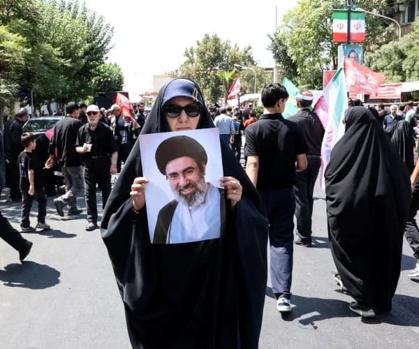 Retki Video 'Zdravog' Mojtabe Khameneija Podiže Sumnje o Vremenu Snimanja i Zdravlju