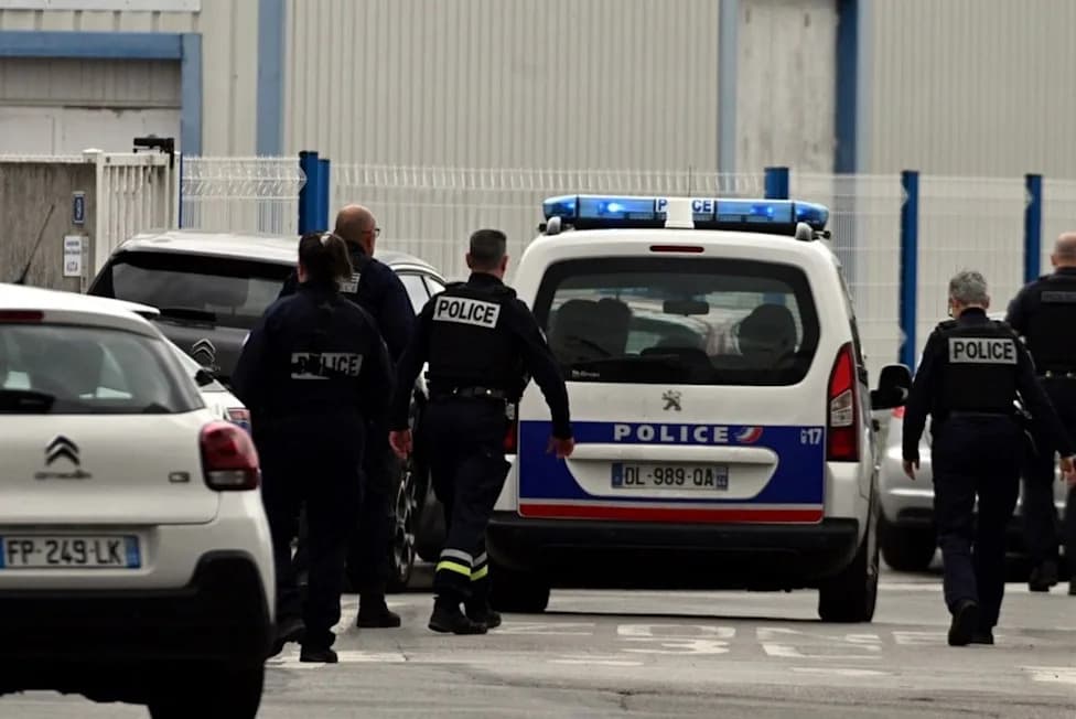 Dva policajca ranjena nožem u Tuluzu; osumnjičeni priveden, istražuje se mogući terorizam