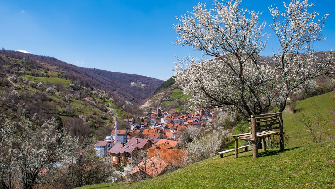 Provokacija u Lipljanu: Noćas okačene zastave UČK i Albanije na ogradi crkvenog poseda