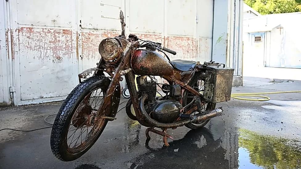Iz Dunava izvađen gotovo netaknut nemački vojni motocikl — DKW NZ 350-1 pronađen nasuprot parlamenta u Budimpešti