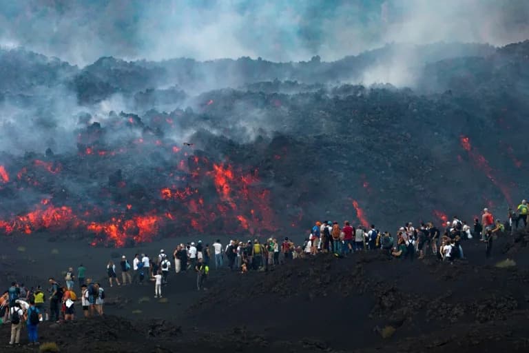 Mase Turista Pohitale Na Etna: Spektakl Lave Privlači, Vodiči Upozoravaju