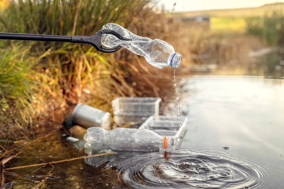 545 Pošiljki, 57.300 Tona: Britanski Izvoz Plastike Zagađuje Farme i Kanale u Adani