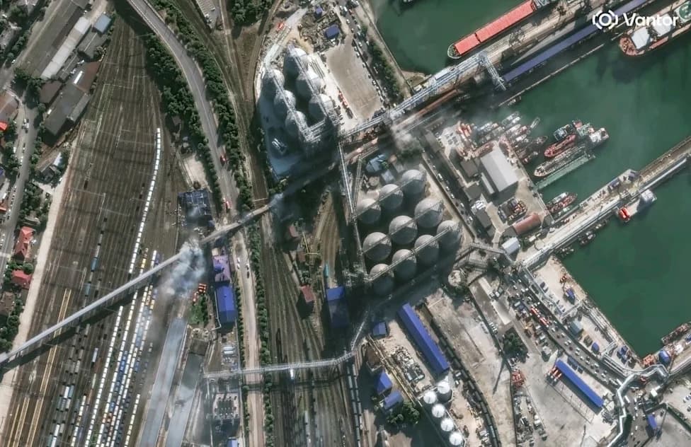 Ukrajinski dronovi pogodili veliku rafineriju u Salavatu — požar 1.300 km (800 milja) od granice