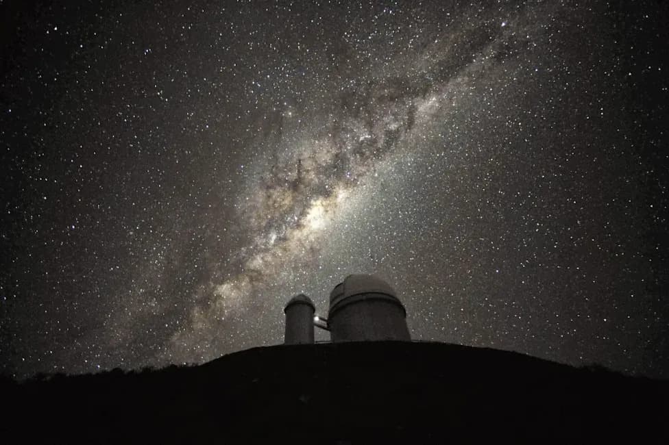 JWST Otkrio Vodu U Omotaču Umiruće Zvezde Blizu Crne Rupe U Centru Mlečnog Puta