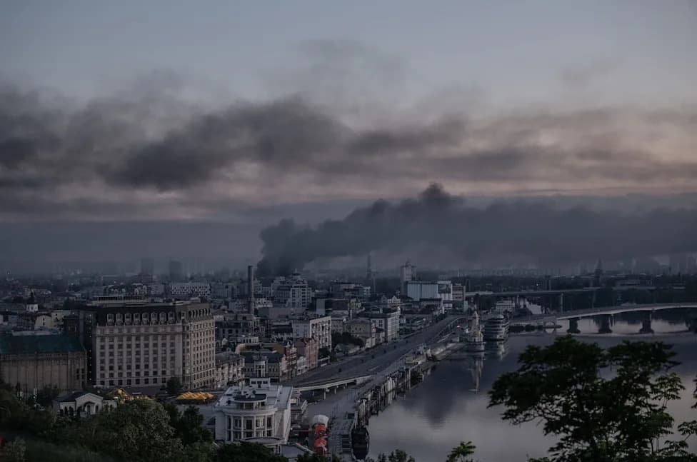 Noćni balistički napad na Kijev: eksplozije, požari i navodi o presretanju 50+ dronova