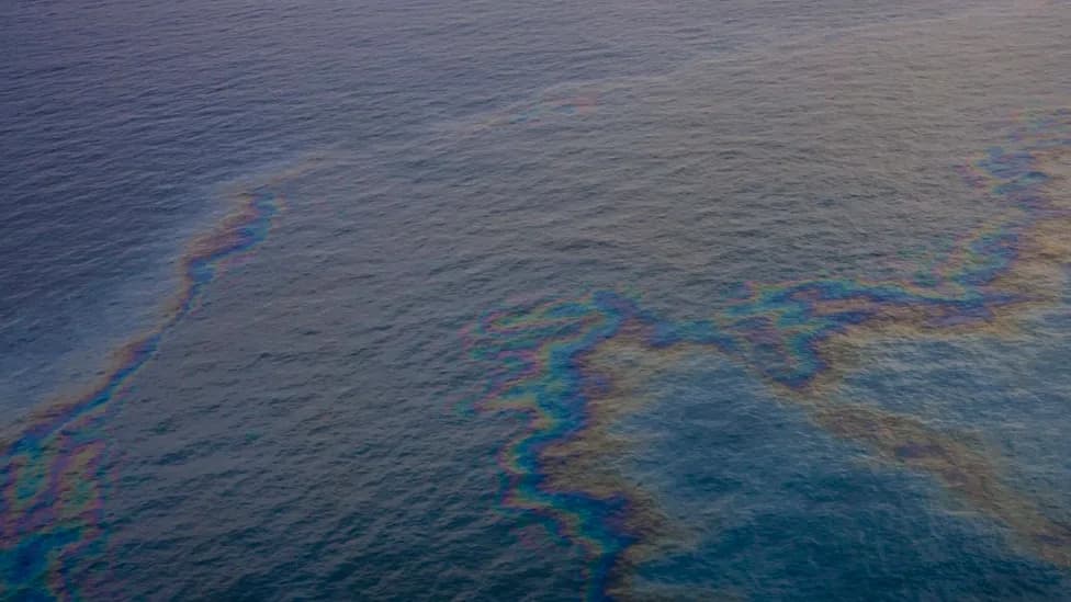 Naftni Trag Preti Zaštićenoj Obali Omana: Nasukan Tanker Caroline Bezengi Curi 800.000 Barela