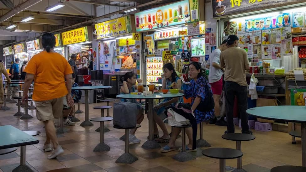 Viralni Snimak Iz Singapura: 73-godišnjak Bačen Na Zemlju Posle Gest Dobrote, Policija Istraguje
