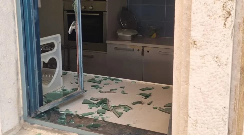 Vandalski Napad Na Reformski Hram Kol HaNeshamah U Jerusalimu — Pride Zastave Istrgnute, Policija Istrazuje