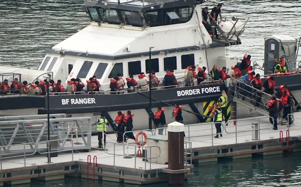 Skoro 100 migranata spašeno u Engleskom kanalu nakon kvara na napuhavajućem čamcu
