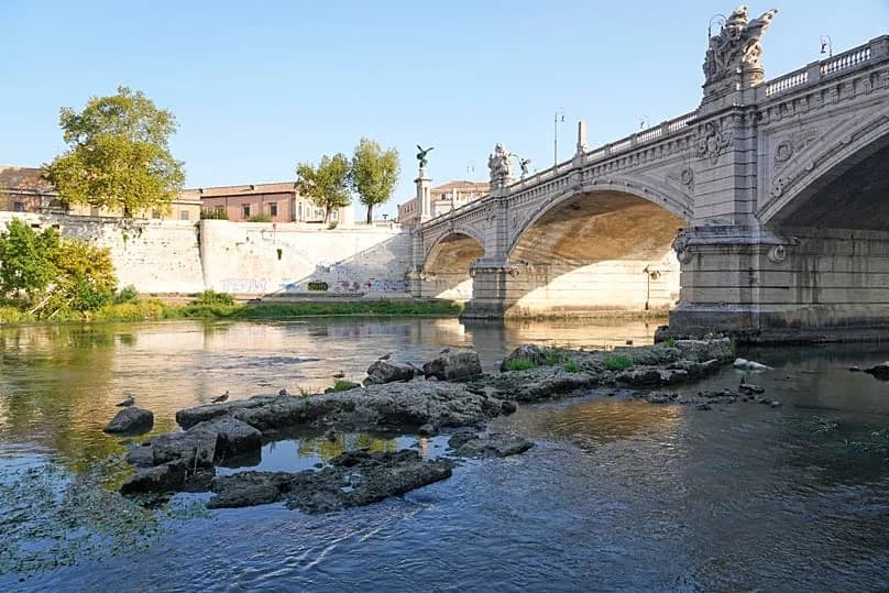 Retki prizor u Rimu: Suša iznela ostatke Pons Neronis iz Tibra