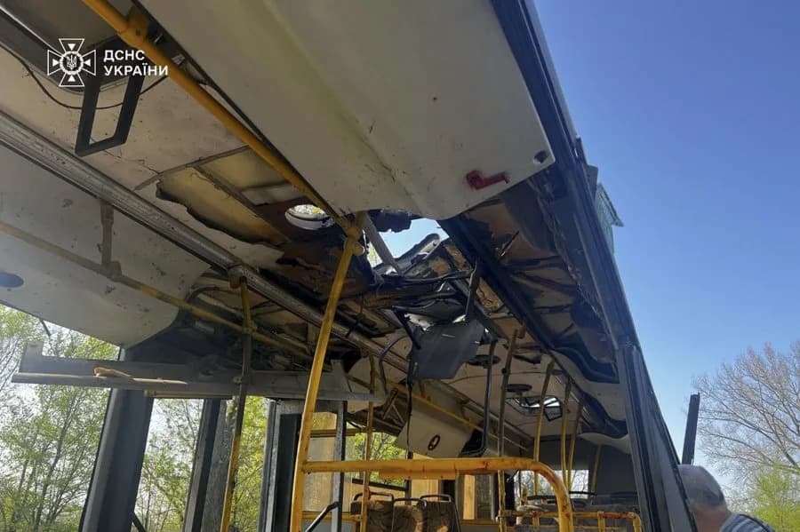 Napad FPV dronom u Hersonu: Civilni minibus pogođen, najmanje 4 poginula i 5 povređeno
