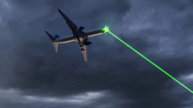 Zašto laserski pokazivači mogu biti opasni za pilote i putnike