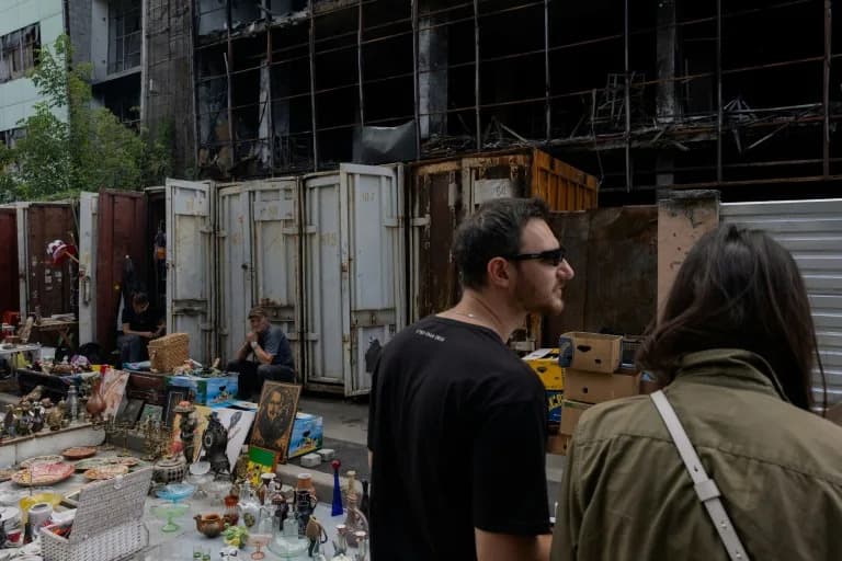 Ulična borba za opstanak: Prodavci na buvljaku Pochaina prodaju ostatke nakon ruskog udara