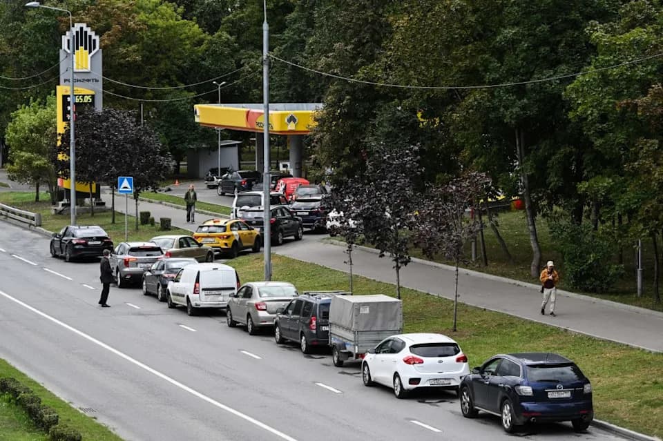 Tuče i kilometarski redovi: Rusija suočena s nestašicom benzina posle ukrajinskih udara
