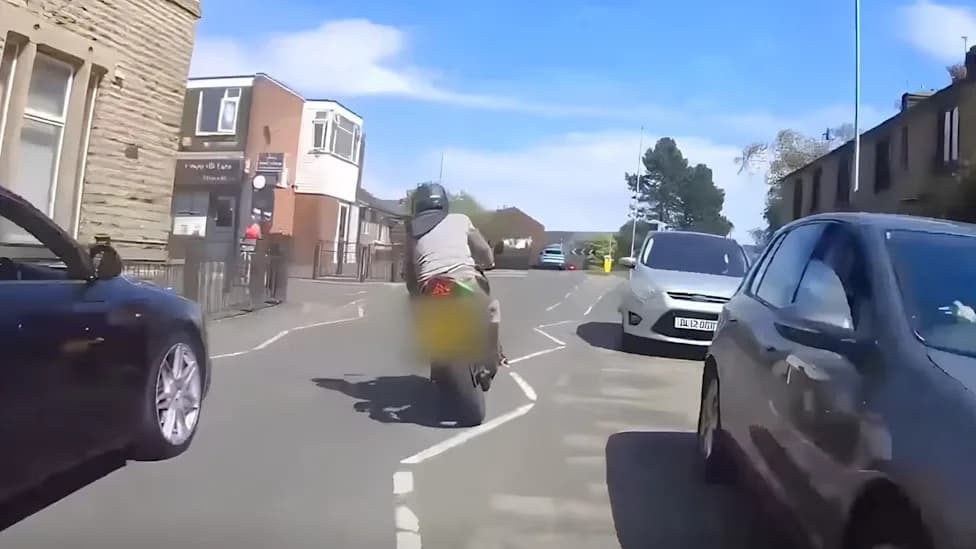 „Miš Je Odustao“: Vozač Motocikla Napustio Motor i Ostao Zadihan Posle Potere u Oldhamu