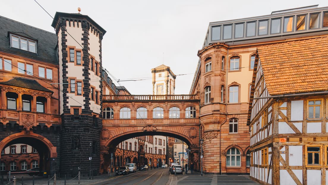 Tompson Rasprodao Karte Za Frankfurt, A Leva Stranka Traži Otkaz Koncerta