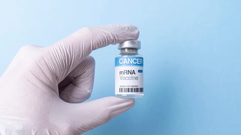 Pionirska mRNA Vakcina Smanjuje Povratak Melanoma — 'Turbo Cancer' Dezinformacije Prete Napretku