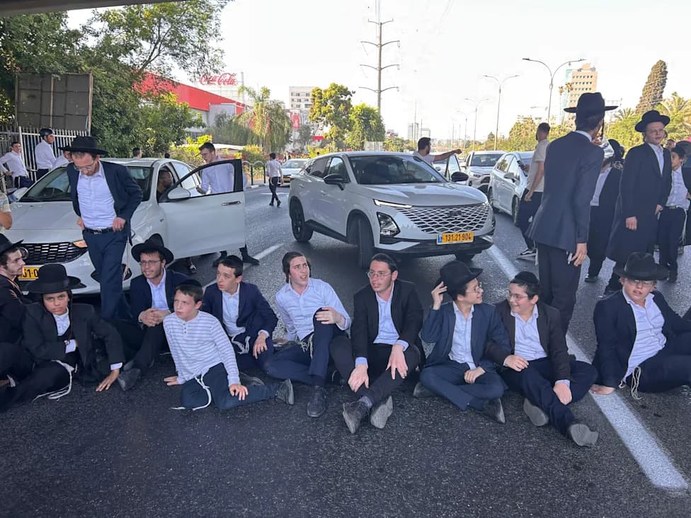 Desetine Haredi Demonstranata Blokirale Autoput 4 Kod Bnei Braka Nakon Hapšenja Izbegavača Vojnog Roka