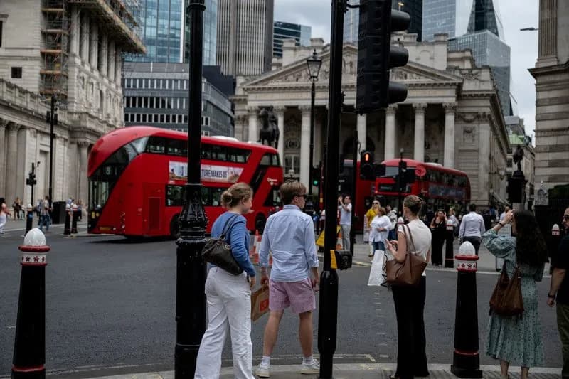 Od Tokija do Londona: Talasi vrućine menjaju poslovne kodekse — muškarci dolaze na posao u šortsevima