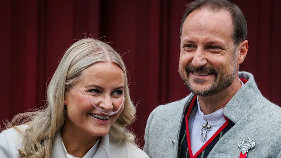 Od Mette‑Marit do Dureka Verretta: Norveška kraljevska porodica okupljena kraj kreveta kralja Haralda