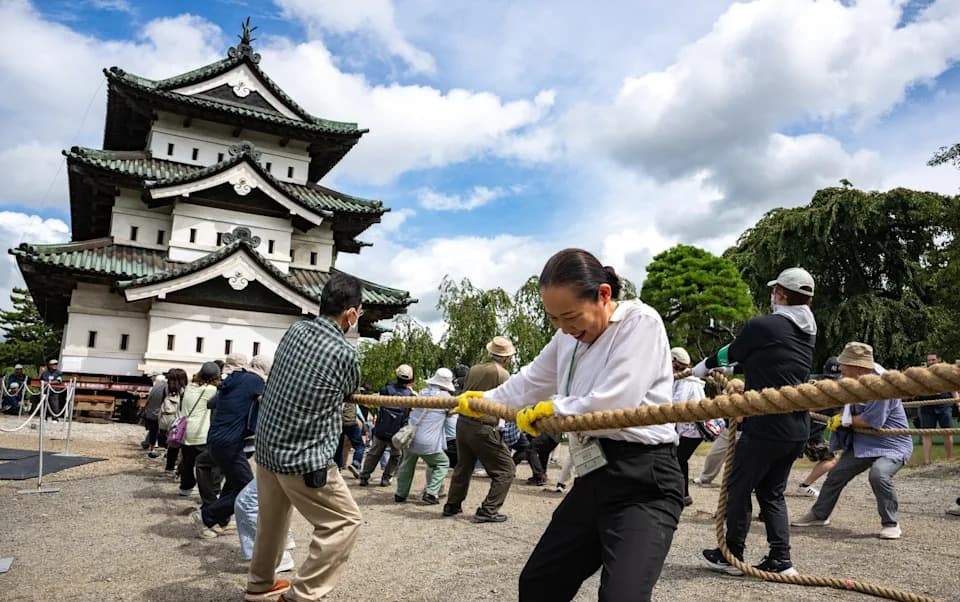 Dvorac Hirosaki Težak 360 Tona Povučen Rukama: 1 800 Volontera Primijenilo Tradicionalnu Tehniku Hikiya