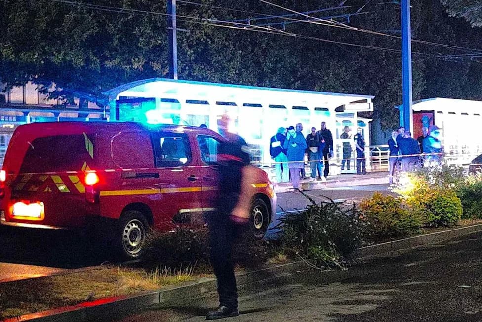 Tragedija u Caenu: Automobil Udarila Grupu Pešaka — 2 Poginula, 9 Povređeno; 26-Godišnjak Uhapšen