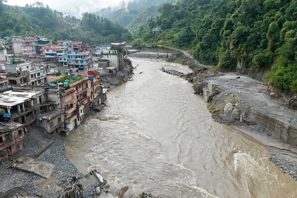 Radnik U Nepalu Preživeo Bujičnu Poplavu Zahvaljujući Manga Drvetu