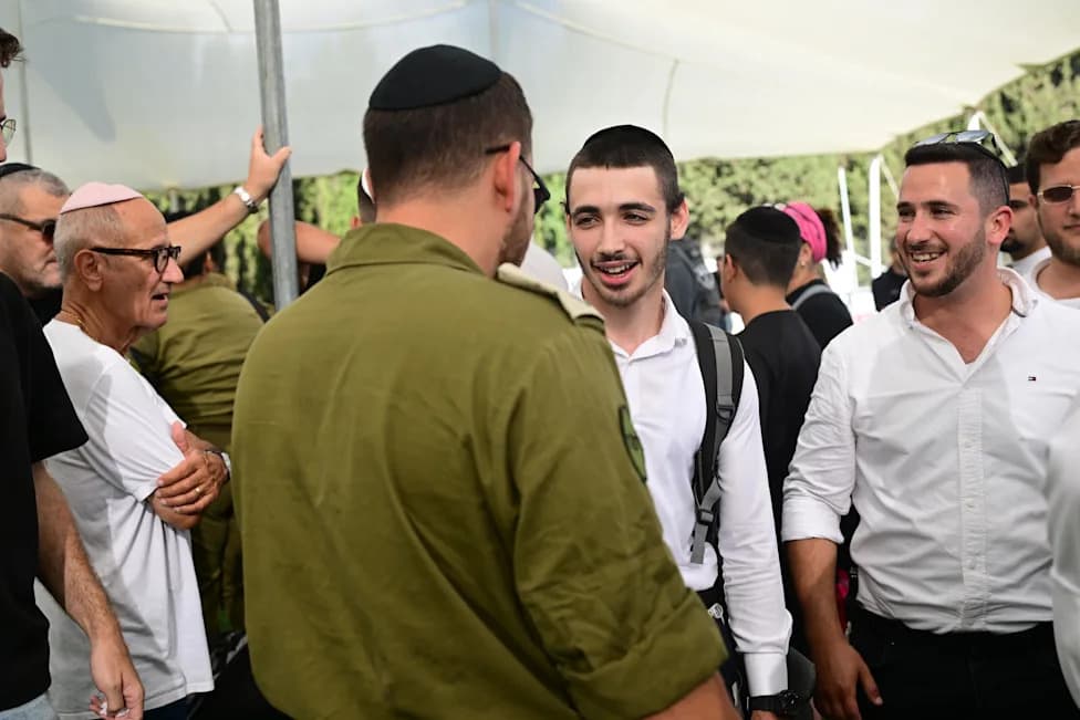 Stotine haredi pristiglo u Tel Hašomer — masovna regrutacija u IDF usred antivojnih protesta