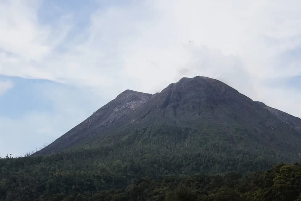 Vulkan Sinabung eruptirao — pepelni stup dosegao oko 3.500 m, vlasti upozoravaju